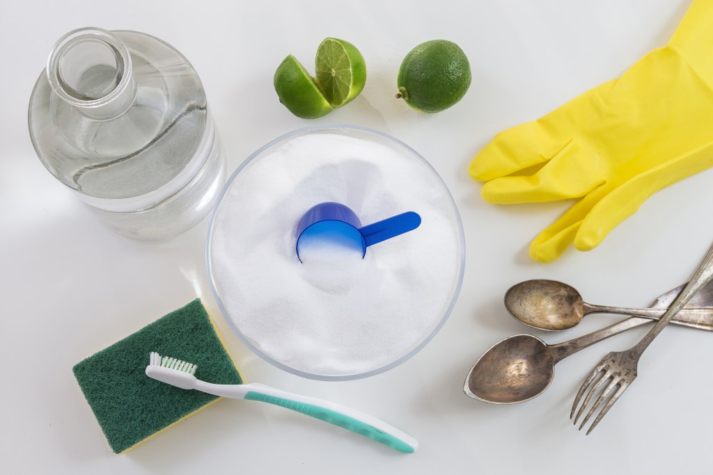 21 quick and safe DIY cleaning hacks